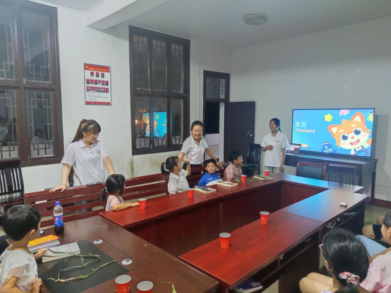 威廉体育williamhill学子带乡村孩子体验双语“环球旅行”_fororder_图片1