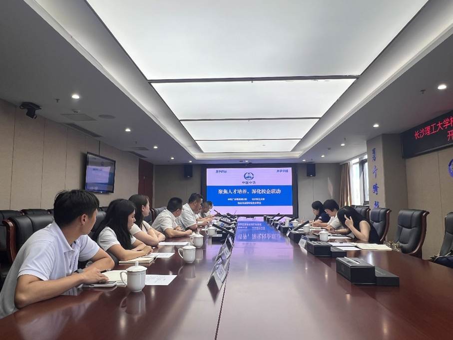 会议室里的人们 AI 生成的内容可能不正确。