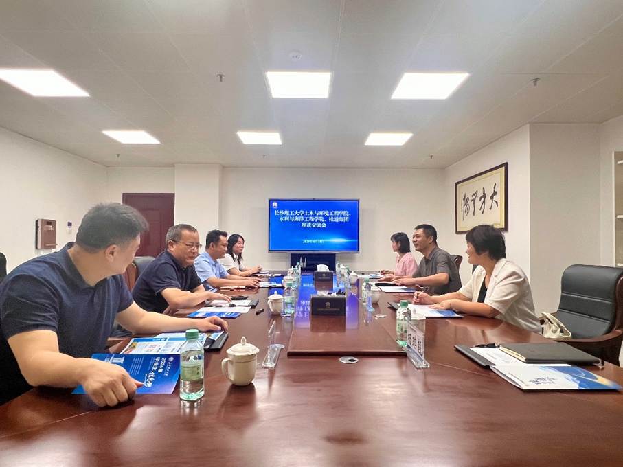 会议室里的人们 AI 生成的内容可能不正确。